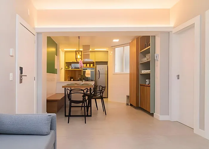Apartamento 2 Quartos Reformado Na Quadra Da Praia